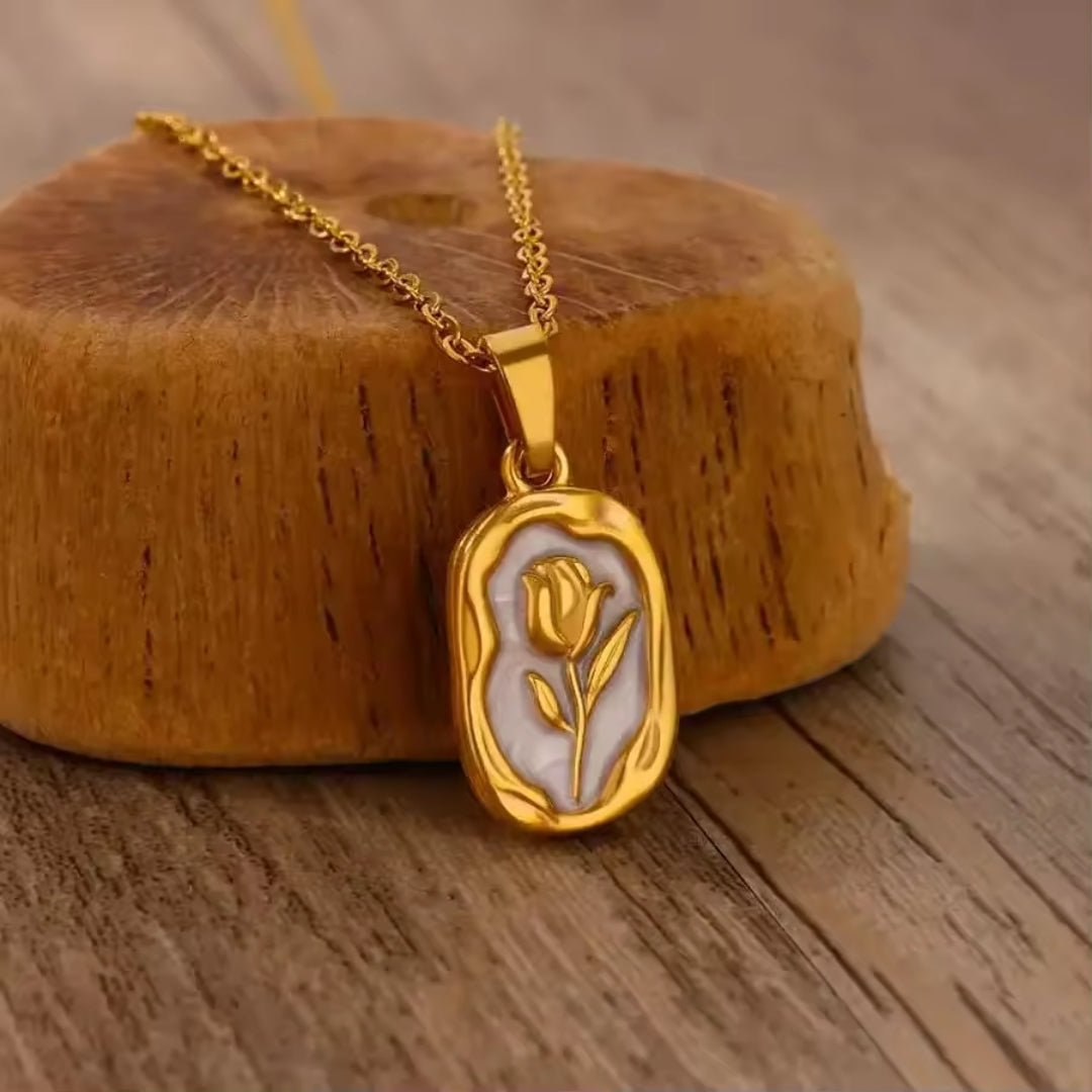 White Pendant Flower Necklace