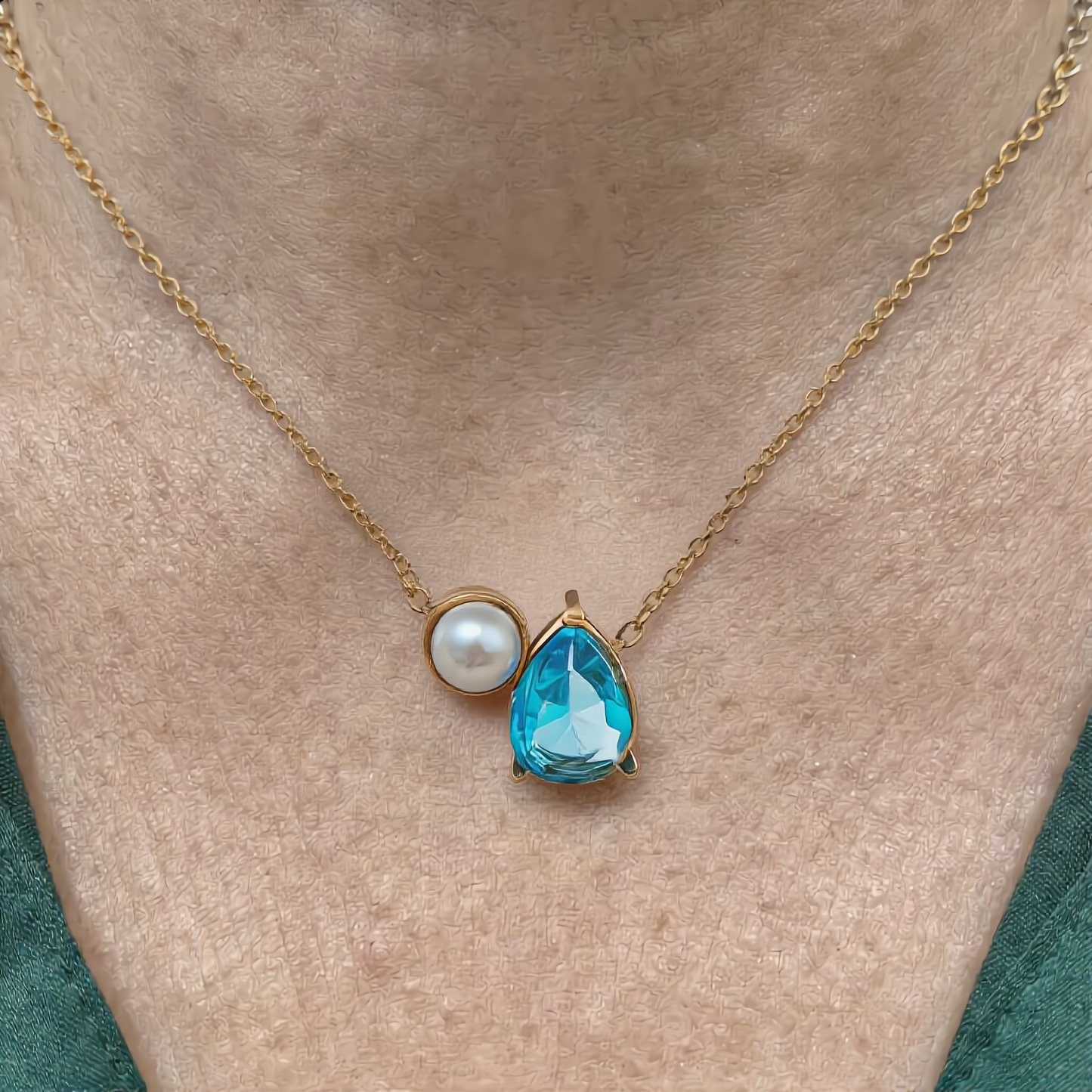 Aquamarine and Pearl Pendant Necklace | Gold