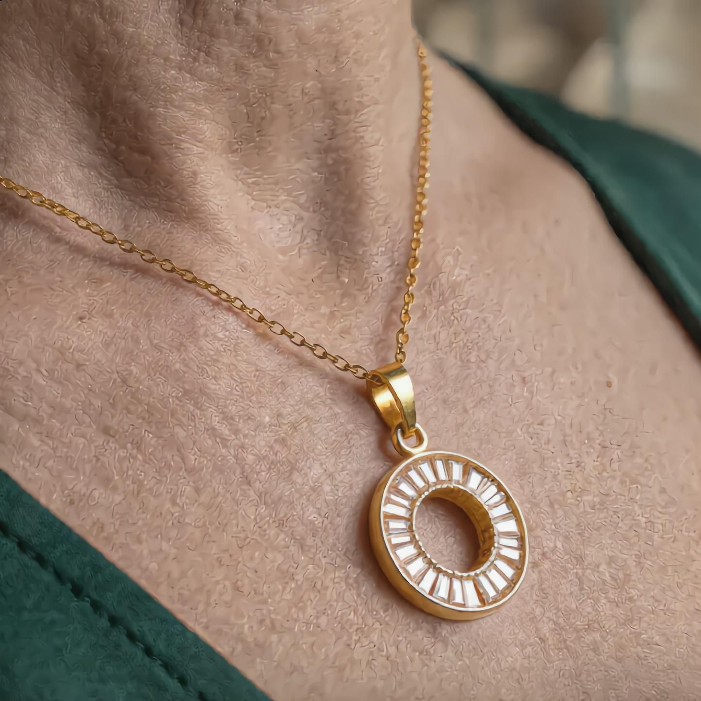 Radiant Circle Pendant Necklace | Gold