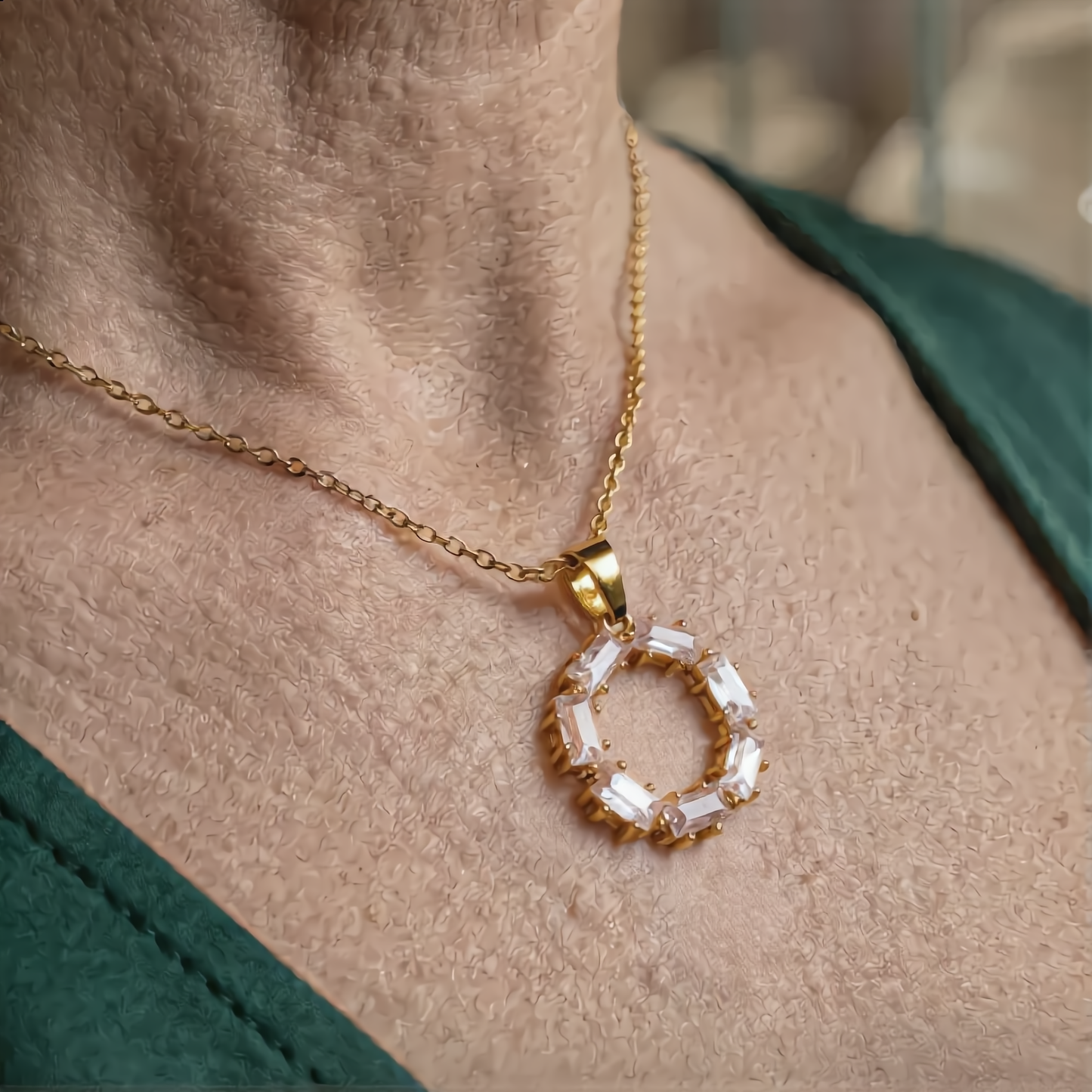 Elegant Wreath Pendant Necklace | Gold