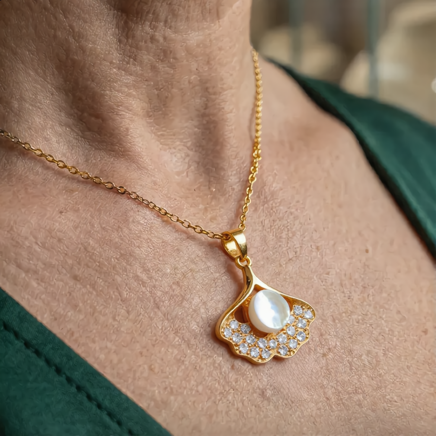 Luxury Pearl Petal Necklace | Gold
